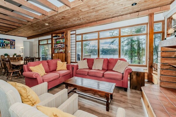 Smart TV, fireplace, ping pong