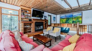 Smart TV, chimenea, mesa de ping pong