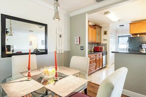 Dining - Downtown Delray Beach, Close to Beach, and nightlife.  Pet Friendly (Delray Beach)