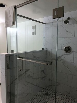 Combined shower/bathtub, hair dryer, towels - Top Floor, Partial Oceanview, Peaceful Condo (St. Simons)