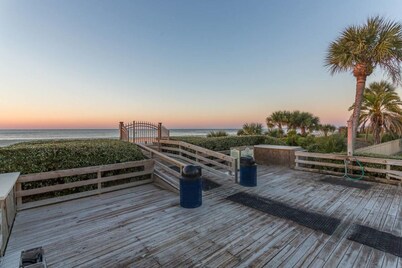Top Floor, Partial Oceanview, Peaceful Condo