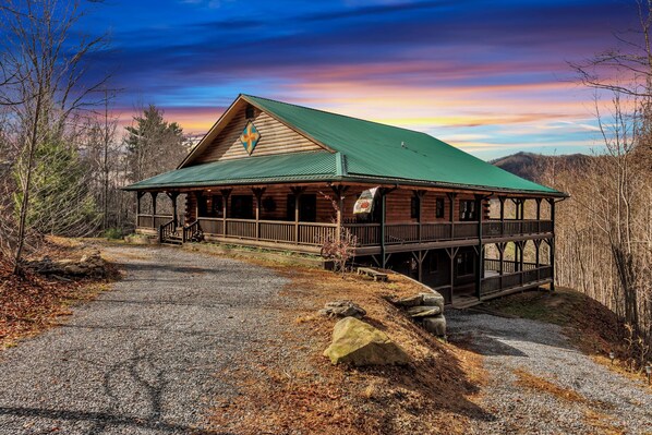 Exterior - Luxurious Hidden Valley Lodge - Blue Ridge Mountain Retreat! (Clyde)