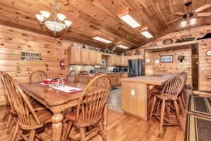 Dining - Luxurious Hidden Valley Lodge - Blue Ridge Mountain Retreat! (Clyde)