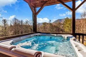 Outdoor spa tub - Luxurious Hidden Valley Lodge - Blue Ridge Mountain Retreat! (Clyde)