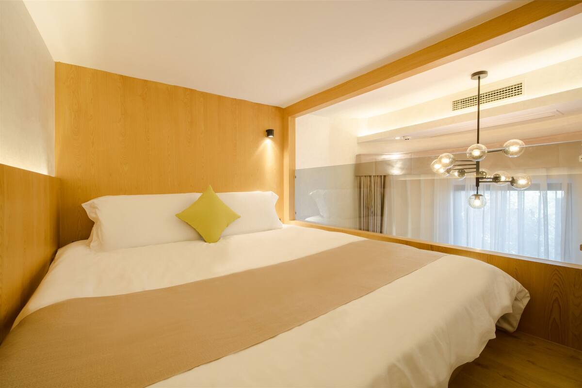 Desk, blackout curtains, free WiFi, bed sheets