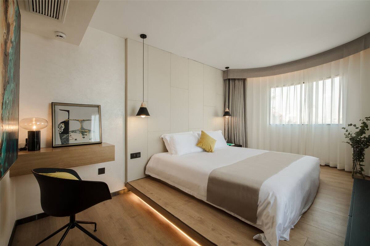 Desk, blackout curtains, free WiFi, bed sheets
