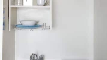 Basic Room, Non Smoking | Private kitchenette | Fridge, microwave, stovetop, electric kettle