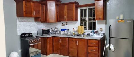 ميكروويف، ماكينة لصنع القهوة/الشاي، مستلزمات طهي/أطباق/أوعية