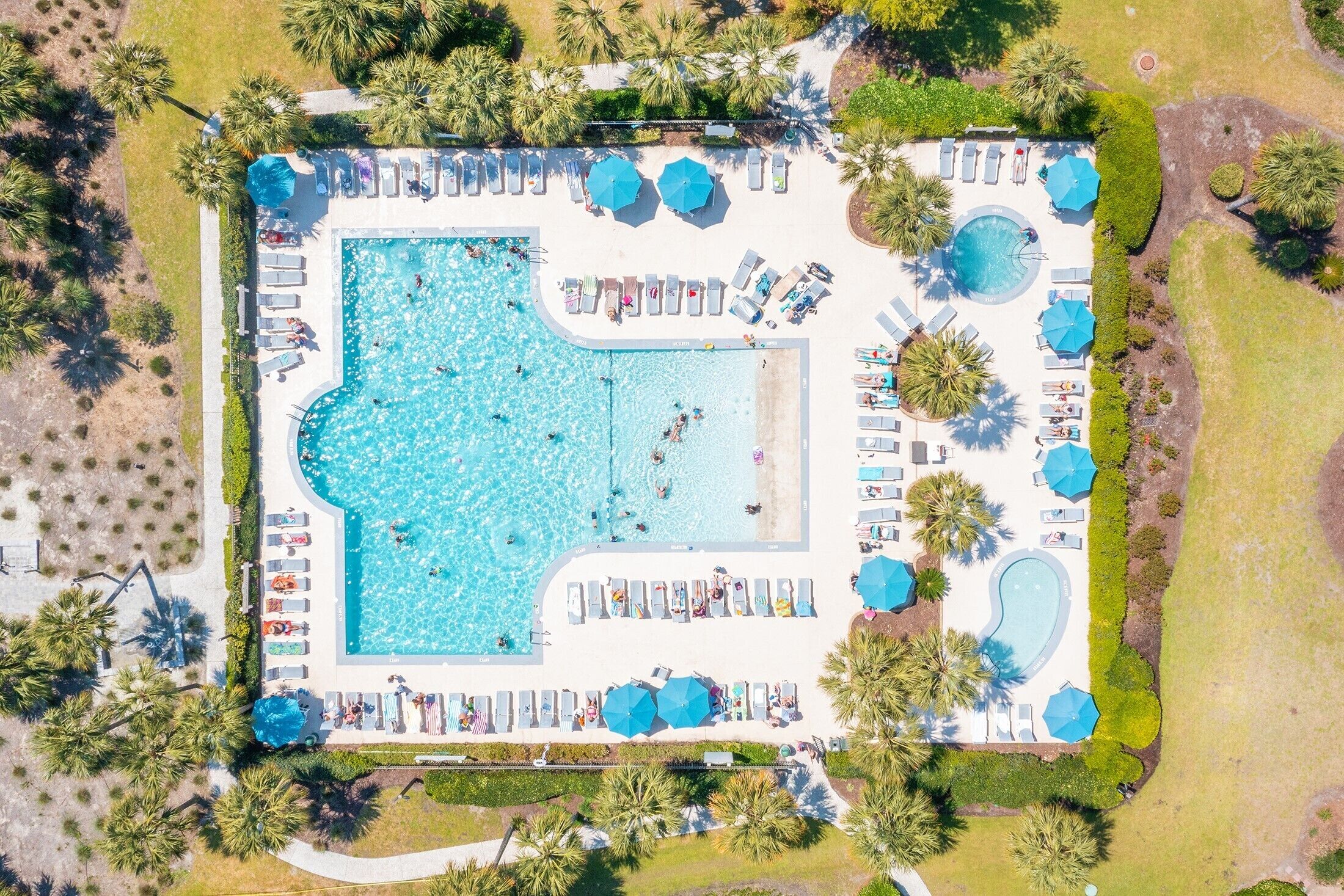 Een buitenzwembad en een verwarmd zwembad