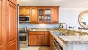 Réfrigérateur, micro-ondes, four, plaque de cuisson