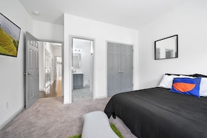 3 bedrooms, iron/ironing board, travel cot, WiFi - CLEAN, RENOVATED AND READY FOR YOUR STAY! (Atlanta)