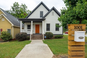 Exterior detail - CLEAN, RENOVATED AND READY FOR YOUR STAY! (Atlanta)