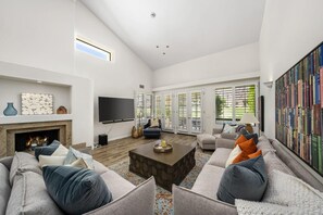 Smart TV, caminetto, studio