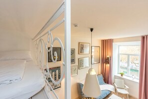 Tabla de planchar con plancha, wifi gratis y ropa de cama 