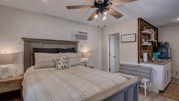 1 habitación, tabla de planchar con plancha y cuna de viaje