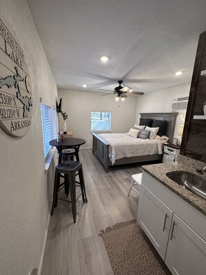 1 makuuhuone, silitysrauta/-lauta, vauvan matkasänky, ilmainen Wi-Fi