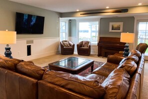 TV, fireplace, DVD player - Stunning Waterfront Home in Round Bay with multiple living spaces (Severna Park)