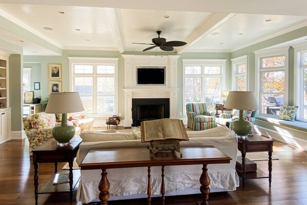 Tv, eldstad och dvd-spelare