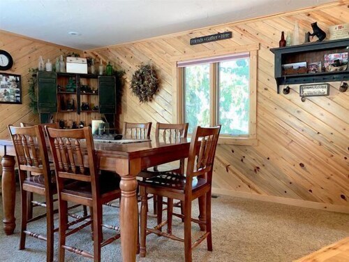 Clarks Fork Crossing- Direct River Access, Large family Cabin!