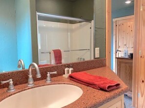 Combined shower/tub, hair dryer, towels