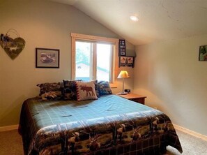 5 bedrooms, free WiFi, bed sheets - Clarks Fork Crossing- Direct River Access, Large family Cabin! (Cody)