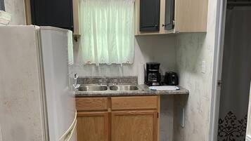 Geladeira, micro-ondas, cafeteira/chaleira, torradeira