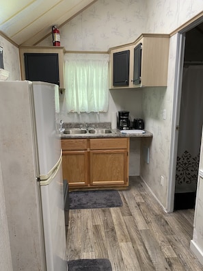 Kühlschrank, Mikrowelle, Wasserkocher mit Kaffee-/Teezubehör, Toaster