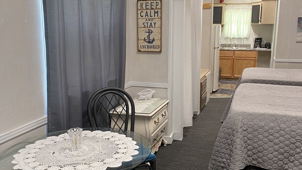 1 bedroom, desk, free WiFi, bed sheets - Coastal Cottage 526 Steinhatchee Florida  (Steinhatchee)