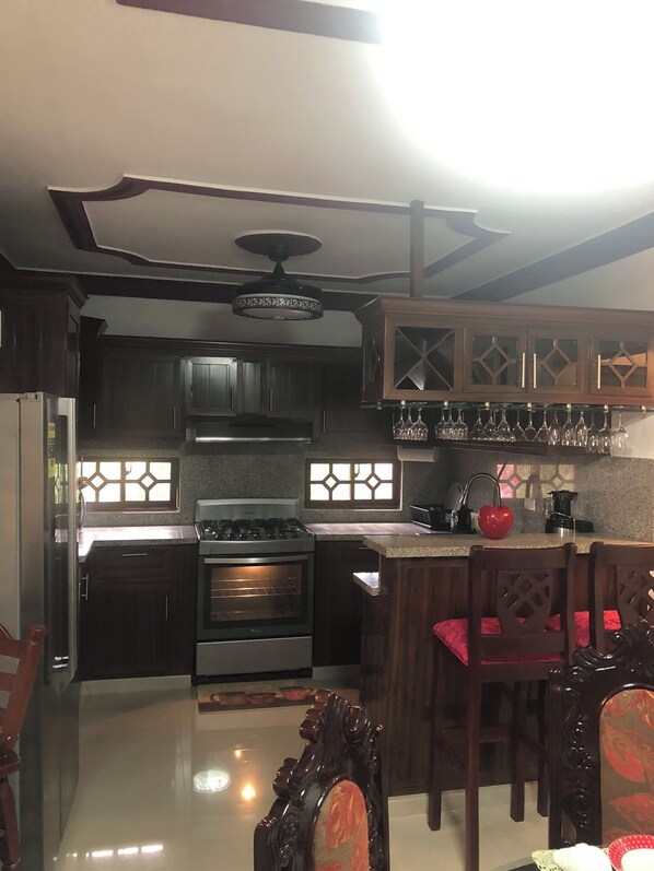 Refrigerador, microondas, horno y cafetera y tetera 