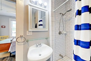 Dusche, Haartrockner, Handtücher, Seife