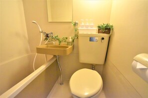 シャワー付き浴槽、バスアメニティ (無料)、ヘアドライヤー、スリッパ