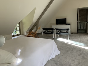 5 bedrooms, iron/ironing board, travel crib, free WiFi
