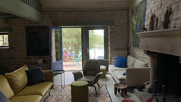 Televisión, chimenea, futbolito y tenis de mesa