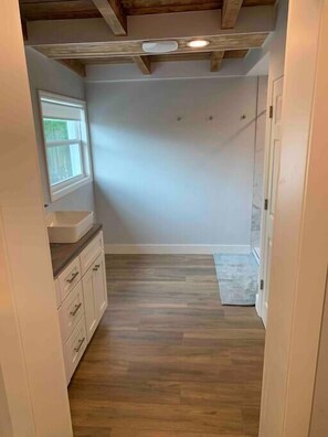 Interior - Newly Remodeled 3bd/3bh | 10 mins to the Beach (South Sarasota)