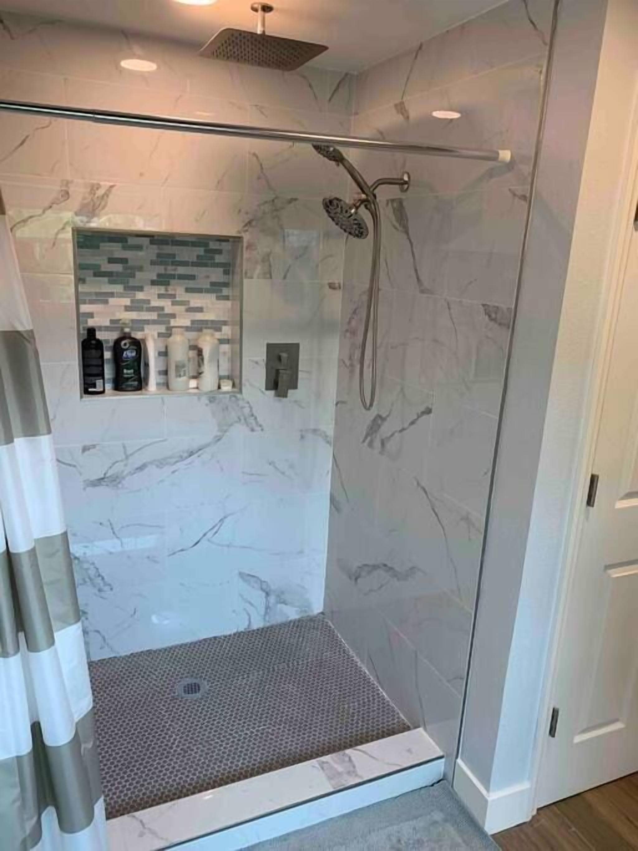 Douche, sèche-cheveux, serviettes fournies, savon