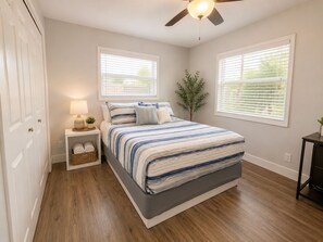 3 bedrooms, iron/ironing board, WiFi, bed sheets - Newly Remodeled 3bd/3bh | 10 mins to the Beach (South Sarasota)