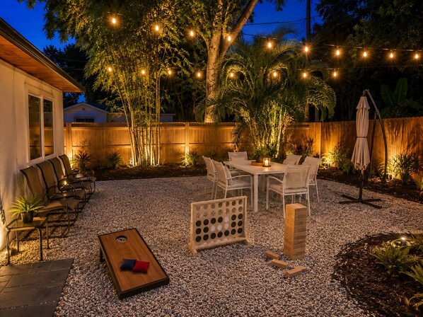 Outdoor dining - Newly Remodeled 3bd/3bh | 10 mins to the Beach (South Sarasota)