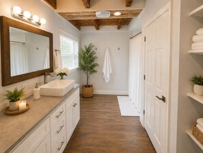 Shower, hair dryer, towels, soap - Newly Remodeled 3bd/3bh | 10 mins to the Beach (South Sarasota)
