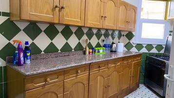 Refrigerador, horno, parrilla de estufa y tetera eléctrica