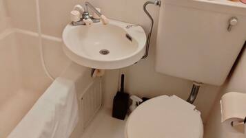 Apartment, Non Smoking | Bathroom | Combined shower/tub, hair dryer, towels, shampoo