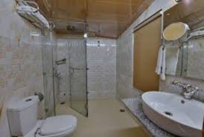 Habitación Deluxe | Baño | Regadera y toallas 