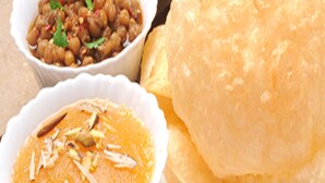 فطور من الأطباق المحلية يوميًا مقابل رسوم