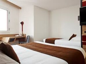In-room safe, soundproofing, free WiFi - Hotel R Inn Delhi (New Delhi)