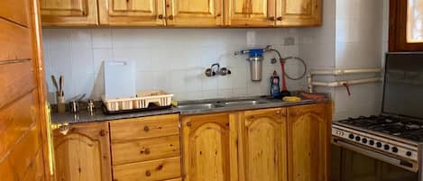 Een koelkast, een oven, een kookplaat, een waterkoker