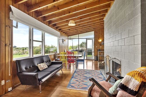 Queenie - Waikanae Beach Holiday Home