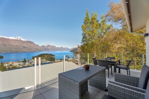 Outdoor dining - Deja Vu - Queenstown Holiday Home (Queenstown)