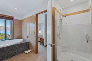 Bathtub, hair dryer - Deja Vu - Queenstown Holiday Home (Queenstown)
