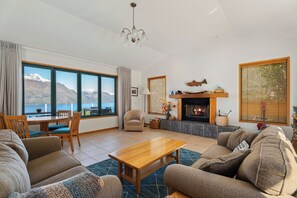 Fireplace - Deja Vu - Queenstown Holiday Home (Queenstown)