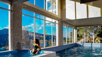 Una piscina cubierta, tumbonas