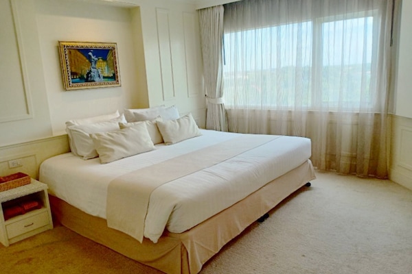 Blackout curtains, free WiFi, bed sheets